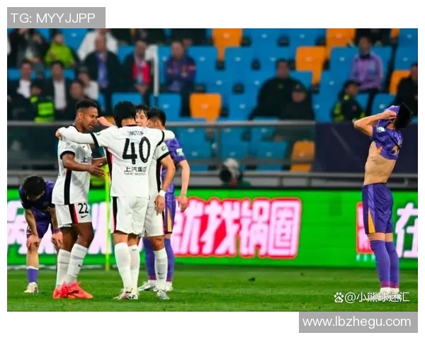 国安与上港激战引发争议球迷热议裁判判罚与比赛表现